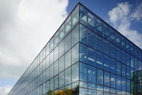 Montagehalle Arburg Fassade, Klapp und Drehfenster bigSwing